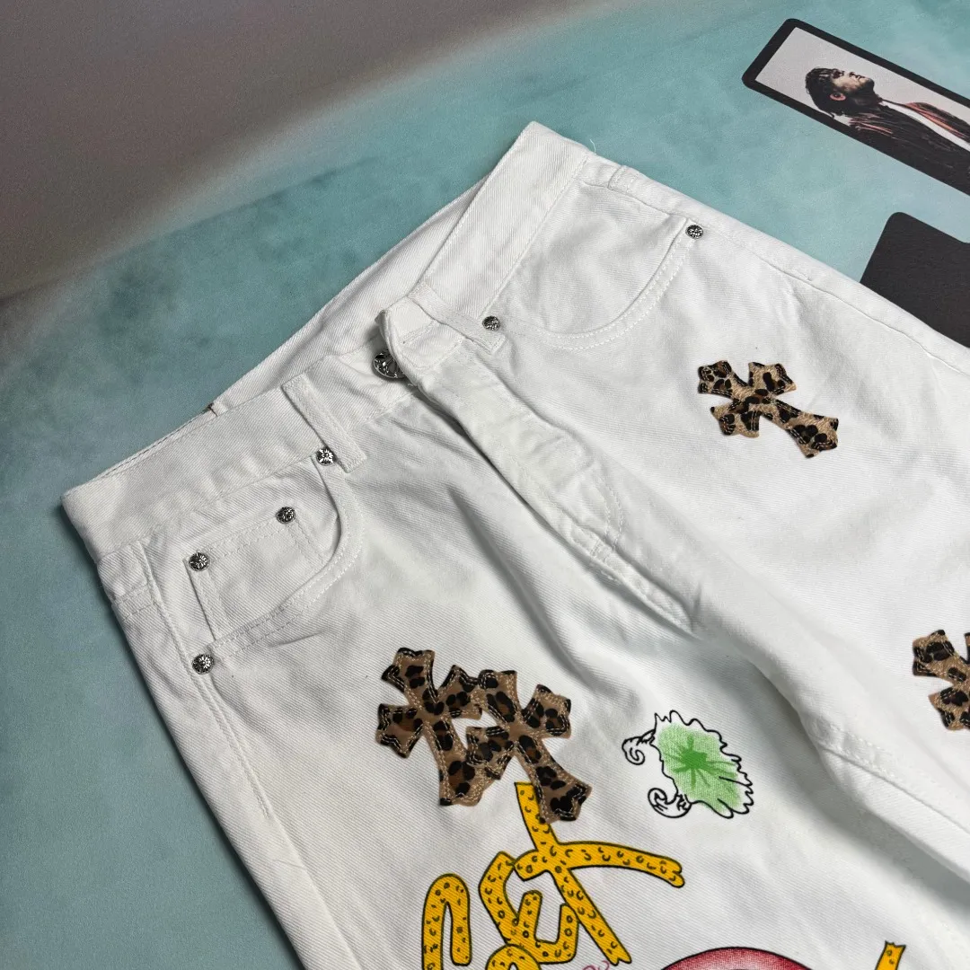 🅿️290 🔘Style No.-KL102 🔘Chrome Hearts𝐂𝐡𝐫𝐨𝐦𝐞 𝐇𝐞𝐚𝐫𝐭 24SS white background with leopard print vintage graffiti painted high street jeans* Chrome Hearts and Levi's The co-branded white cross leopard print jeans are considered to be the best in the jeans industry and are extremely popular. The pure cotton twill fabric supplied by customers has clear texture, and the cross leopard pattern inlay follows the latest trend. Its unique charm is unstoppable. Believe me, if you buy these trendy products, you will be able to fly all the way on the fashion track and easily become the focus of fashion in your circle of friends! Act quickly and let's blow up the streets together!  Fashionistas, look over here! Darlings, today I have to share with you my latest favorite - personalized graffiti jeans! When I put it on for the first time, I felt so cool and cool, as if the whole street was my show. Colorful graffiti elements break the monotony of traditional denim, and every pattern looks like a carefully crafted work of art, unique and eye-catching. The high-waisted version optimizes body proportions and easily creates long legs. The fabric is soft and elastic without any tightness, so it can be used for daily outings or sports and leisure activities. It has perfect versatility. Pair it with a simple short top to look fashionable. Pair it with a personalized navel-baring top to turn it into a street focus. Of course, there is more than one “star” on the fashion stage. This pair of Croxin pants dominates the fashion circle with its outstanding colors. Made from carefully selected beaded canvas and washed with heavy-duty water, the upper body is extremely textured, and the three-dimensional tailoring creates a straight trousers shape. ZP customized hardware, with customized small leather label, full of details, simple yet stylish, genderless design is super cool, and can be easily used by both men and women.  Size: S M L XL (28.30.32.34) Color: White